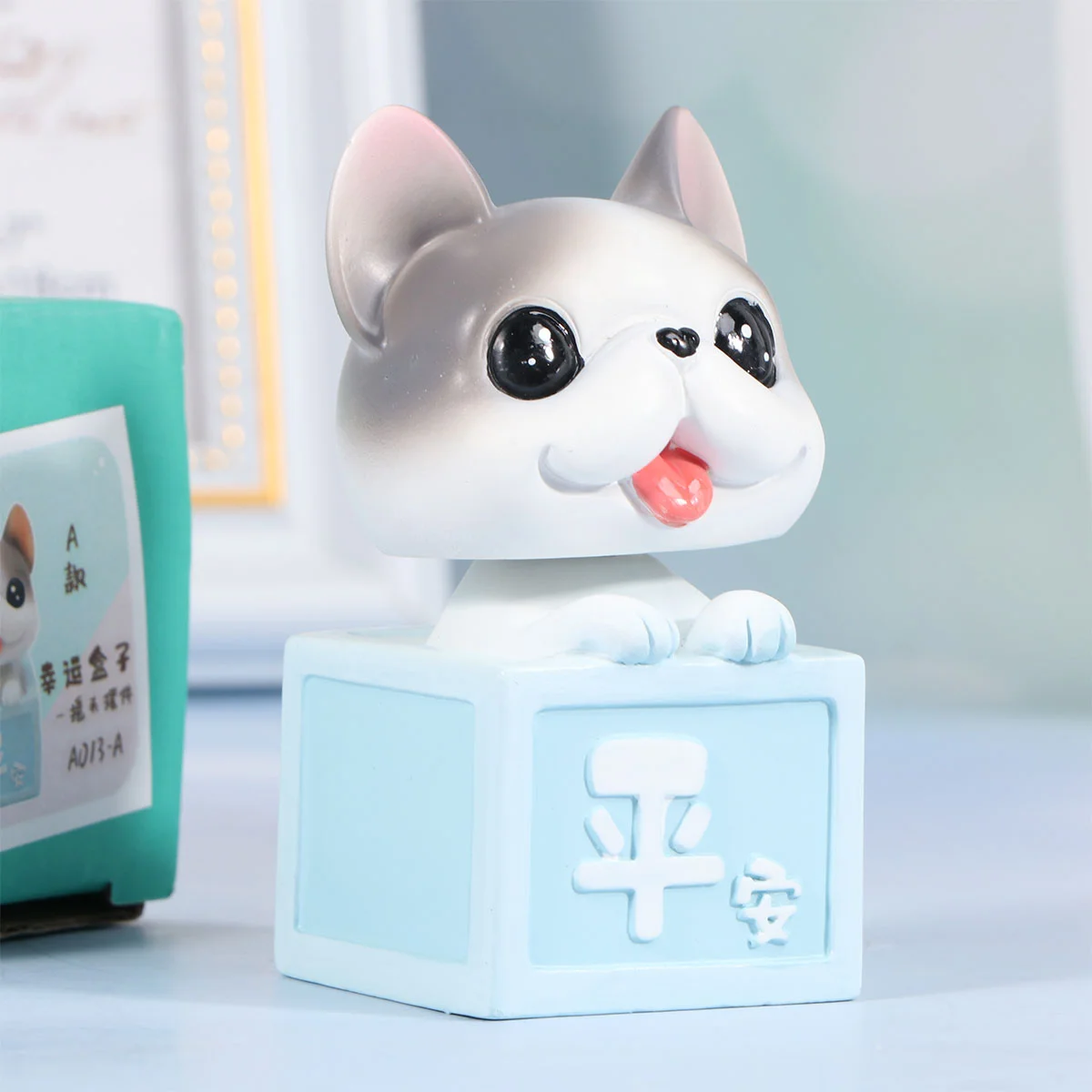 

1PC Shaking Head Lovely Cartoon Resin Bookshelf Dashboard Adornment