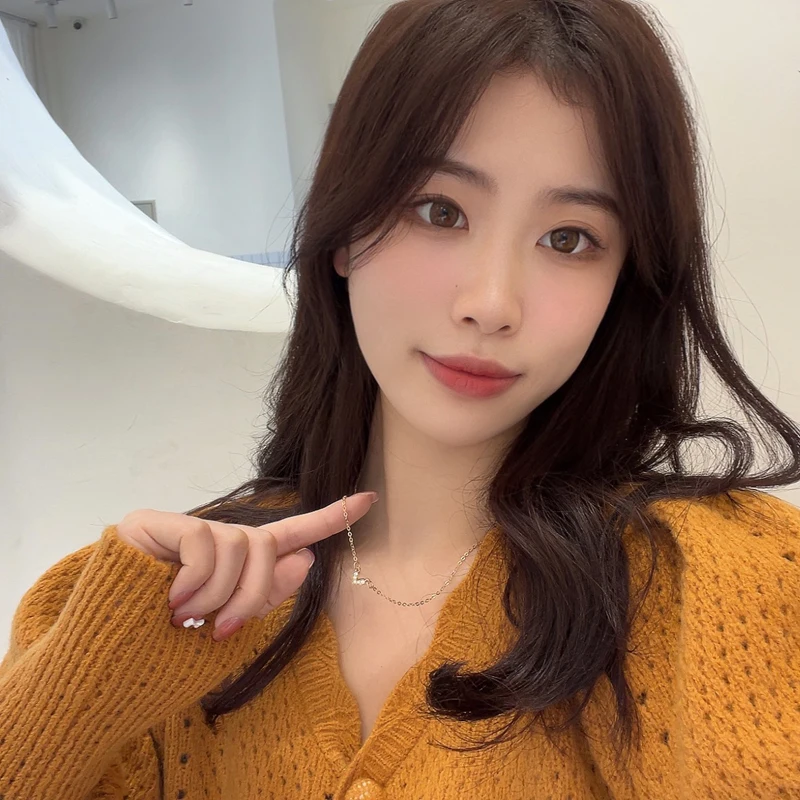 Женское ювелирное изделие колье с цепочкой серебристым покрытием и маленьким