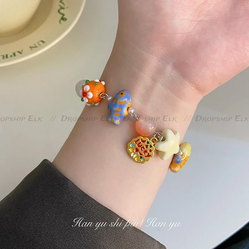 Браслет с бусинами в виде кота и сердца