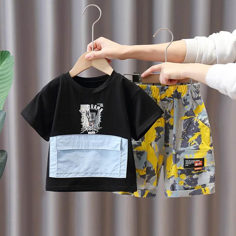 

Модные летние костюмы для маленьких мальчиков 5 лет, футболки с круглым вырезом и коротким рукавом + камуфляжные шорты, детские спортивные к...