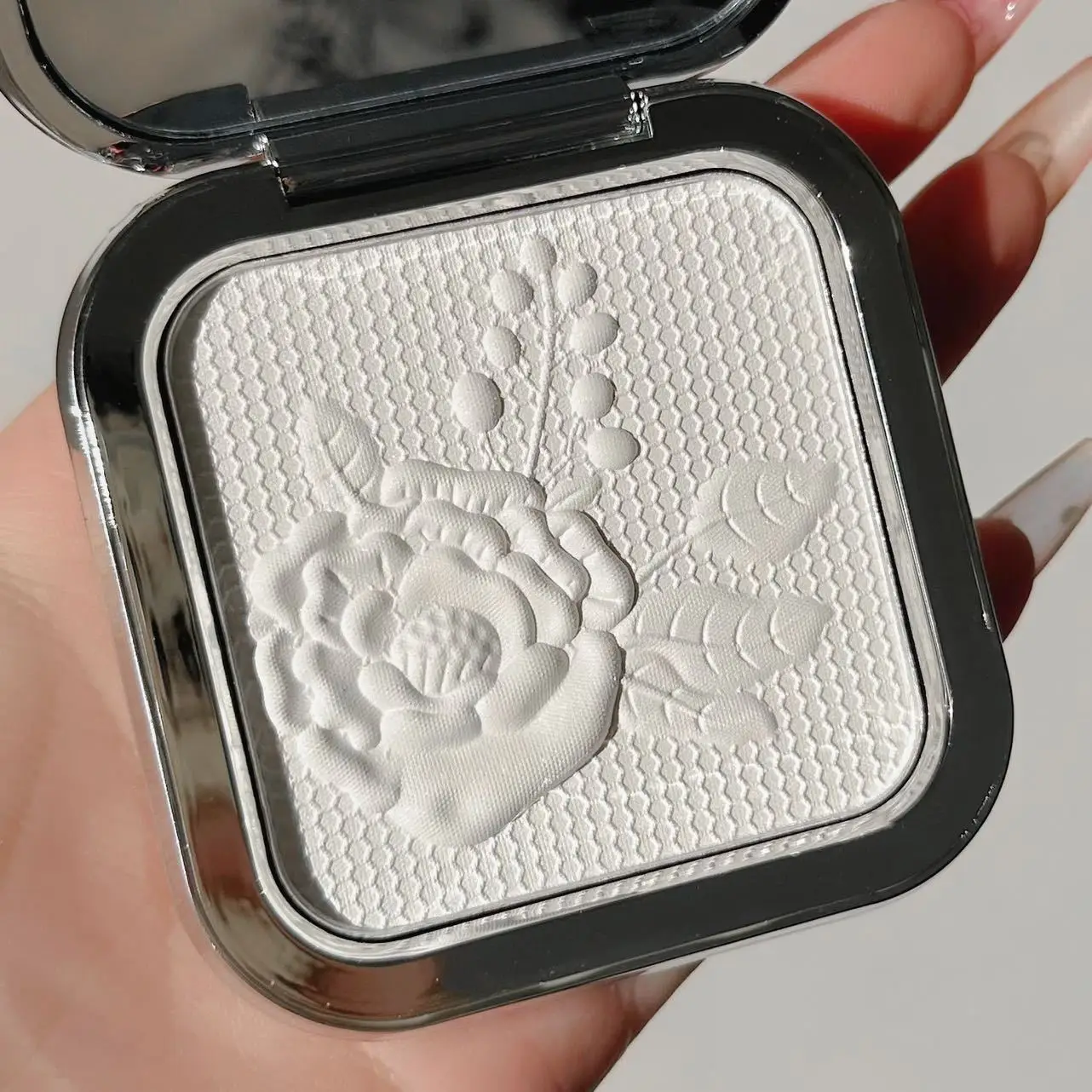 Рельефная прессованная пудра для контроля жирности легкий цвет яркая свободная