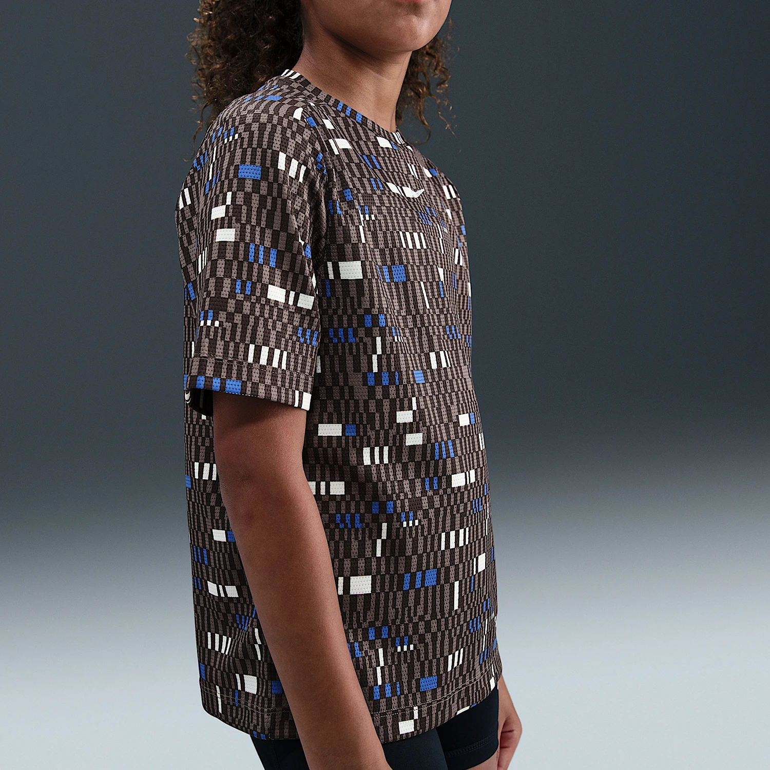Фото Оригинальная футболка Nike Dri FIT для подростков с полным принтом, дышащая, модная и повседневная, с короткими рукавами, модель HV0204-237. №3