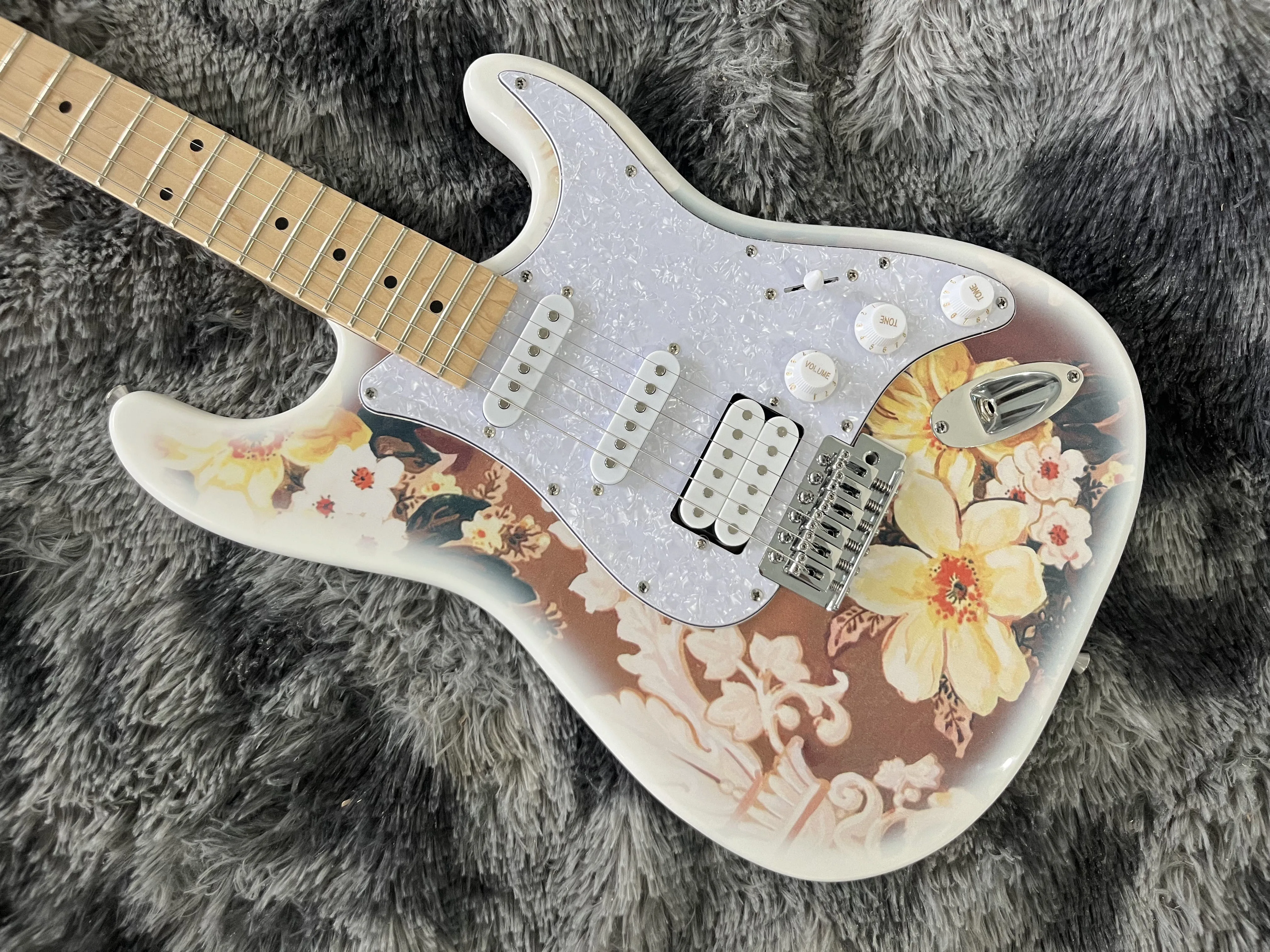 Китайская электрогитара Becoda OEM S T с белым цветком сверху 6-струнная в наличии