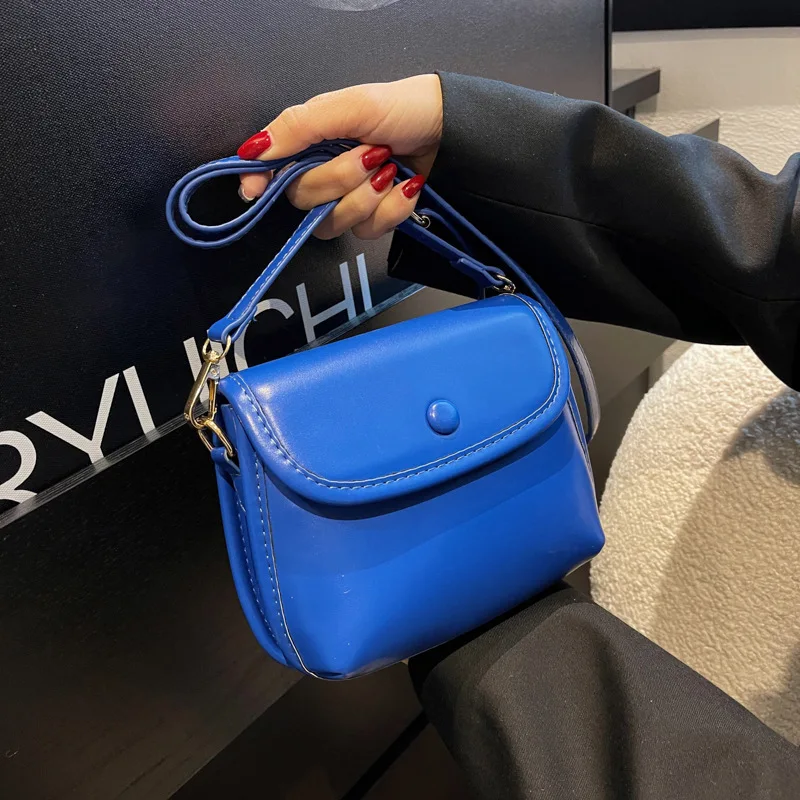 

Популярная зимняя модная женская сумка, новинка 2022, простая сумка-мессенджер на одно плечо, маленькая квадратная сумка, дизайнерские сумки ...