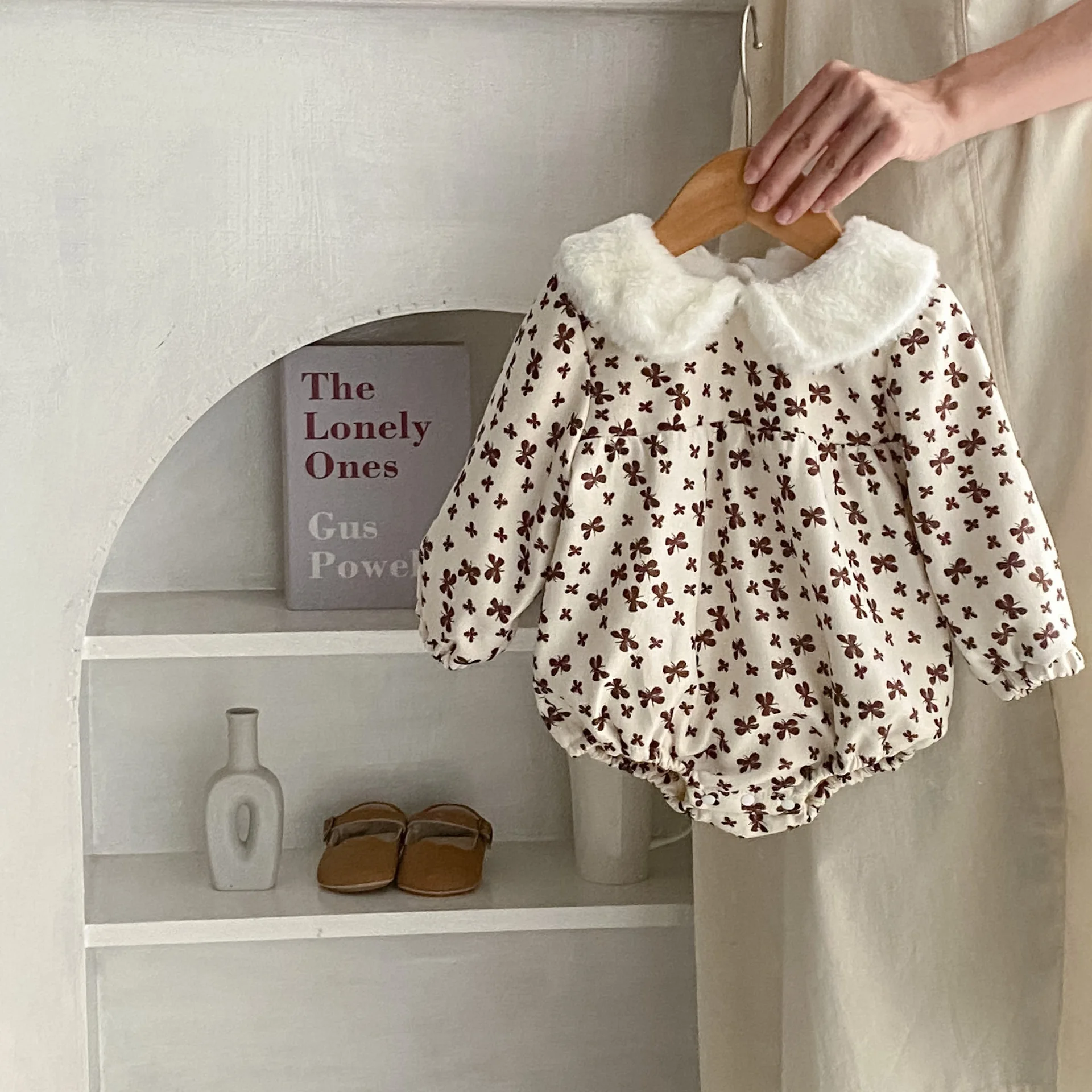 

Осень-зима 2023, комбинезон для маленьких девочек с длинным рукавом и меховым воротником и принтом четырехлистного клевера, утепленный комбинезон для малышей