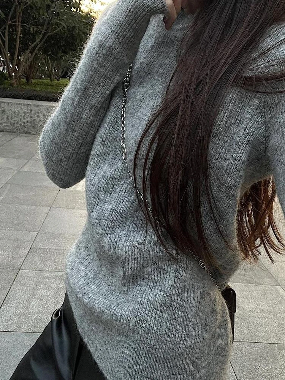 Элегантная серая вязаная женская кофта с круглым вырезом и длинным рукавом для