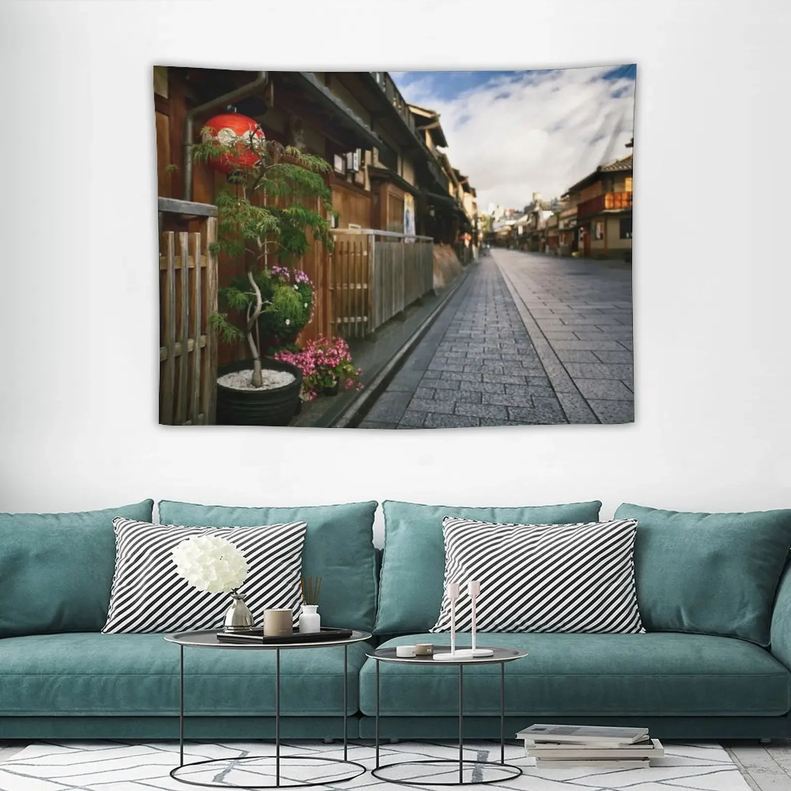 Традиционный японский Чайный домик с красным фонарем и деревом бонсай у входа