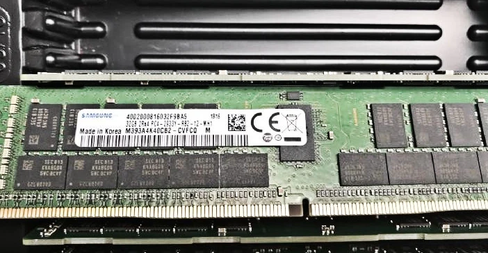 

RAM 32G DDR4 2R*4 PC4-2933Y REG M393A4K40CB2-CVF server memory stick