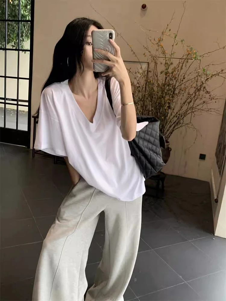 Белая свободная тонкая футболка с v-образным вырезом и коротким рукавом женская