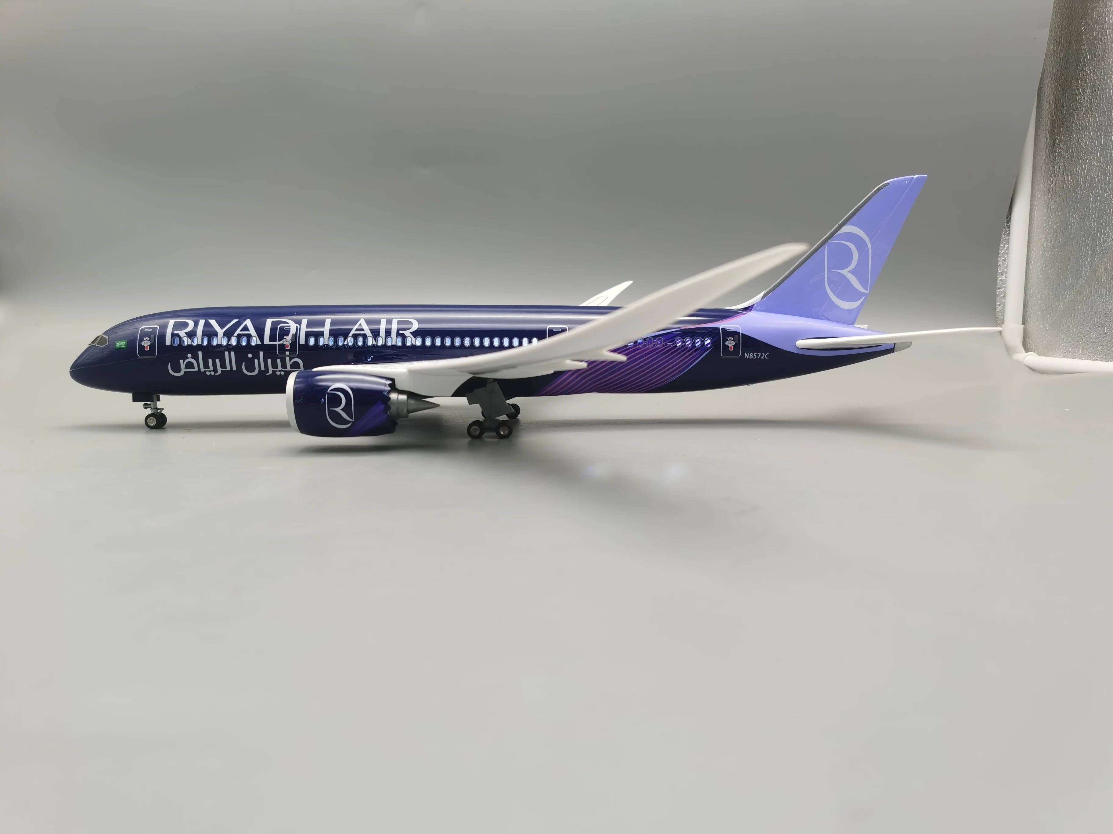 Модель самолета 43 см B787 Riyadh Airline из смолы с подсветкой и светодиодной для