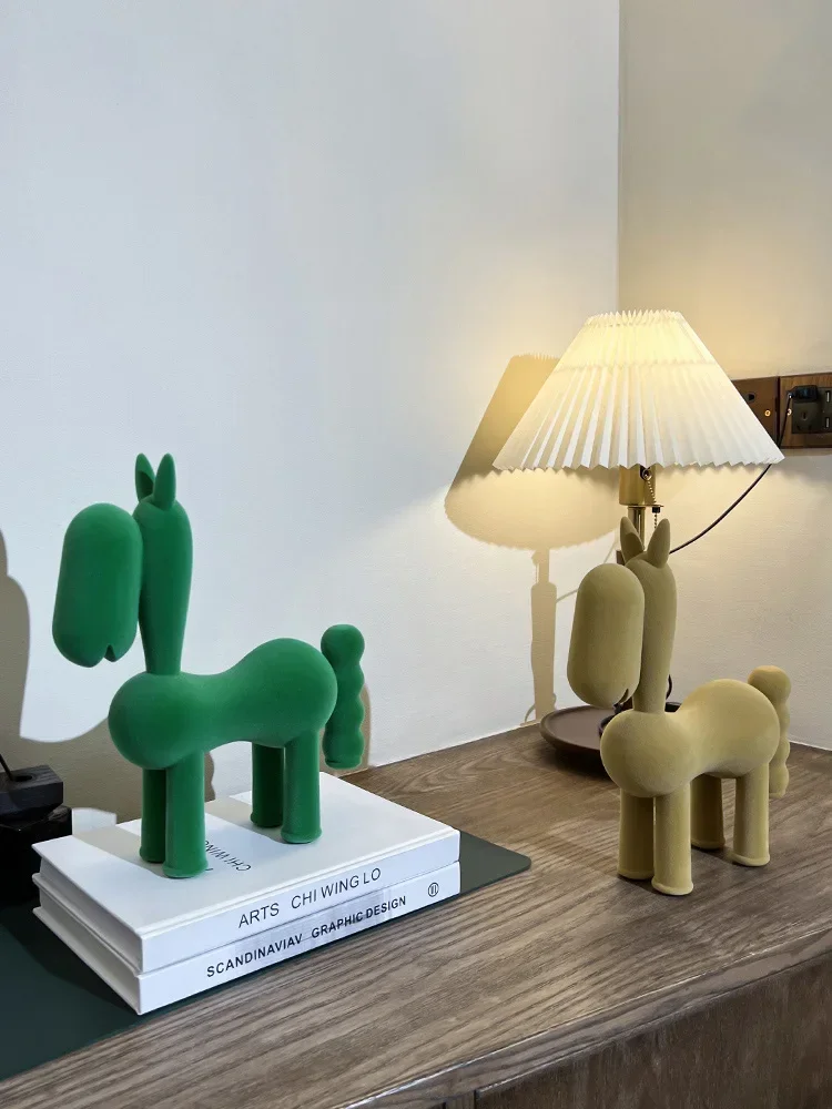 Флокированная статуя лошади