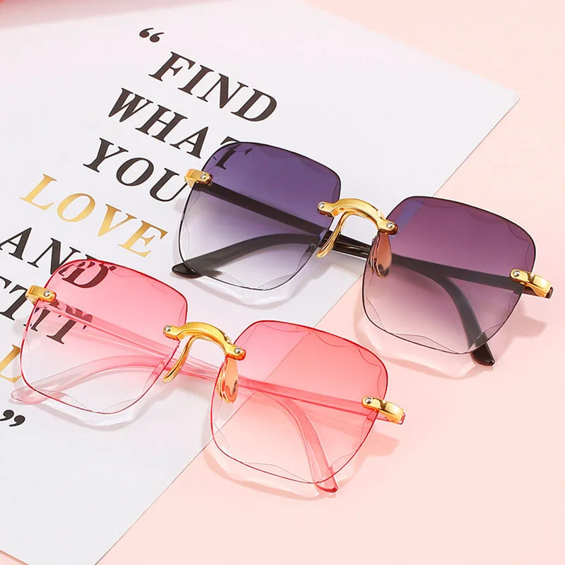 

Очки солнцезащитные женские квадратные без оправы, классические зеркальные модные ретро солнечные очки без оправы с градиентом, в винтажно...