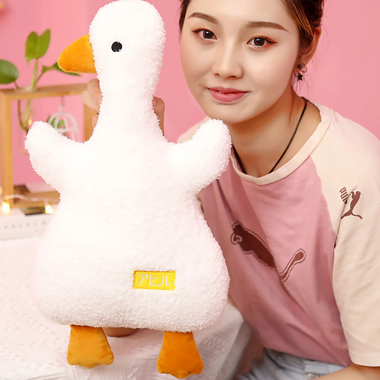 

Подушка из белого гусиного плюша подходит для украшения стола книжной полки в семейном книжном шкафу