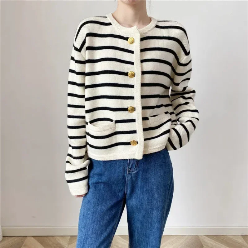 

Autumn and winter Korean contrasting striped knitted cardigan women's winter single -row metal buckle pocket sweater cardigans