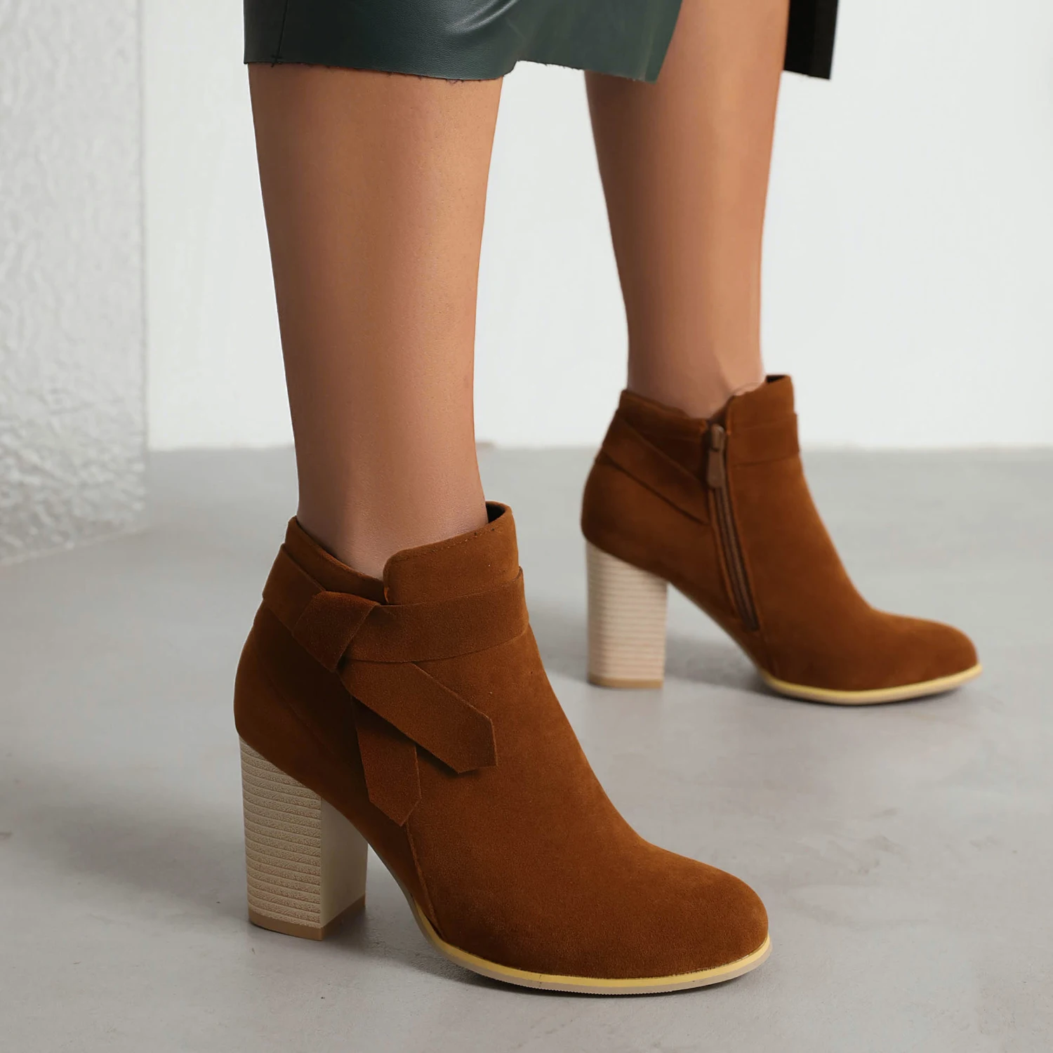 

Ботильоны женские из нубука, повседневные удобные, на молнии, с круглым носком, на высоком массивном каблуке, с бантом, черные коричневые, дл...