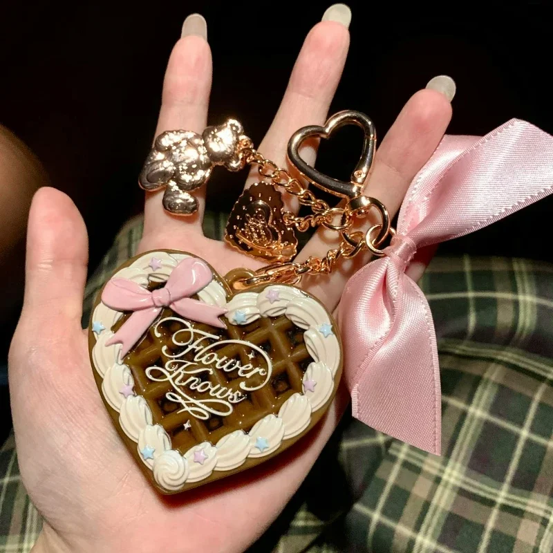 

Flower Knows The Sweetie Bear Matte Pressed Powder Love Cookie Pendant Natural Brighten Long-lasting Makeup Setting