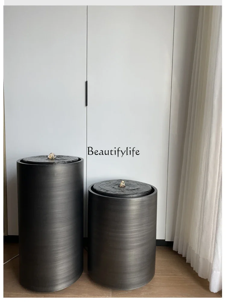 Фонтан с струящейся водой простой отель двор вилла пейзаж сад Джукай вид клубный