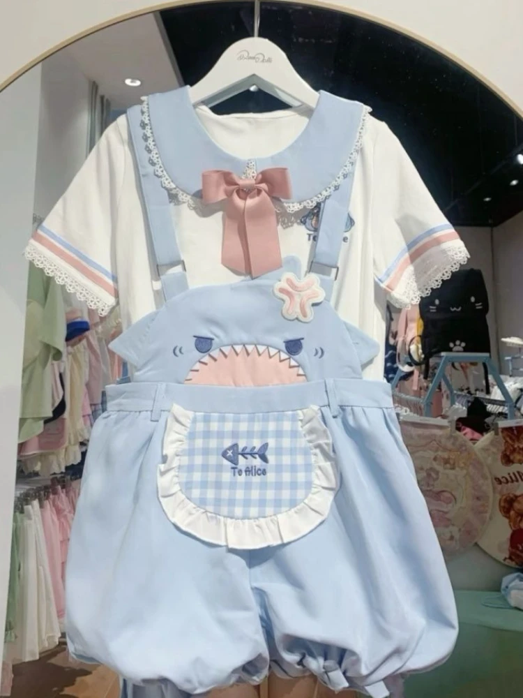 Фото Комплект из 2 предметов в стиле Sweet Lolita: синие, белые, розовые комбинезоны-блумеры с кружевом, рюшами, бантом, клетчатыми карманами и принтом акулы для девочек-подростков на каждый день №4