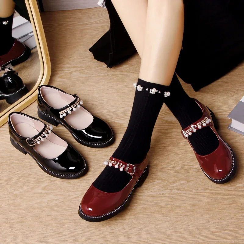 Туфли-лодочки женские из лакированной кожи на низком каблуке