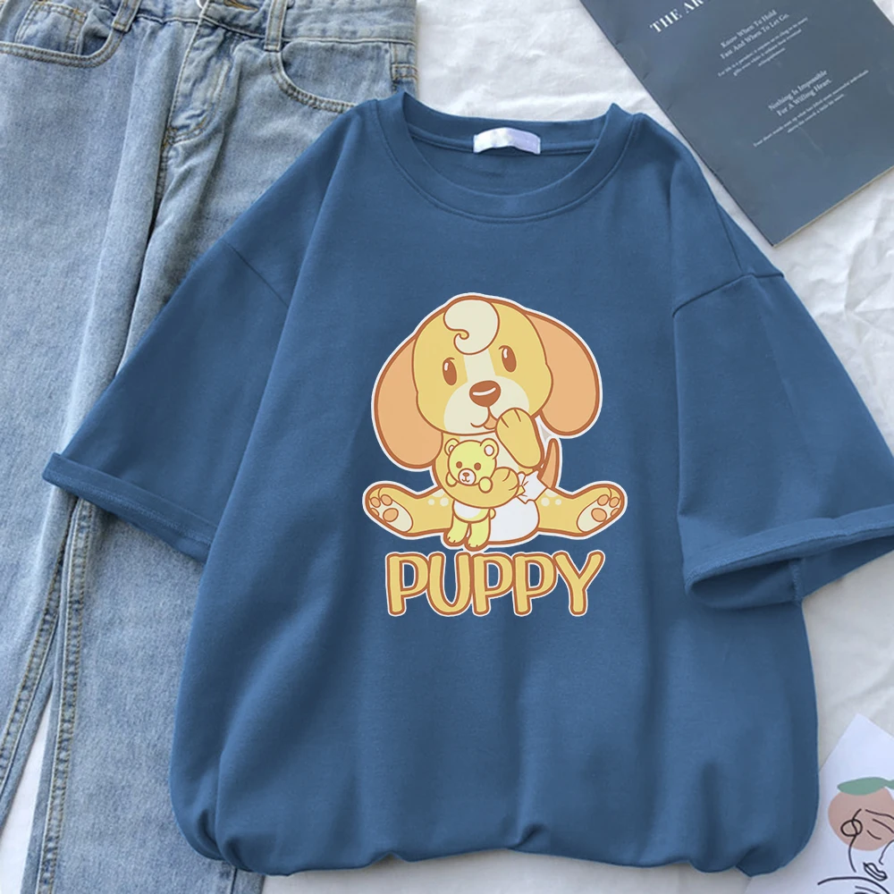 

Футболка женская с изображением щенка и игрушек