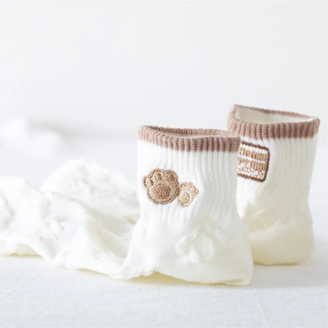 2023 new spring female white embroidery socks fashion fresh college girls shortsocks short tube socks cotton socks comfortable