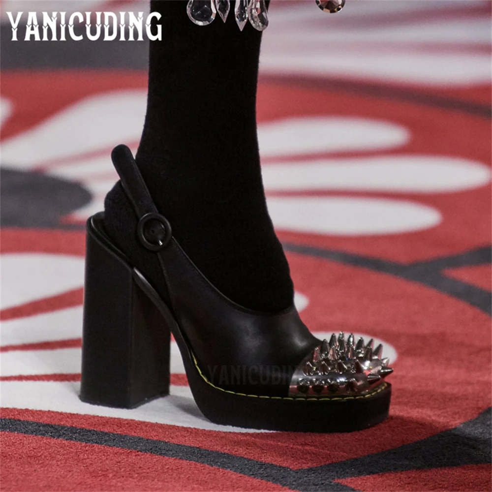 Туфли-лодочки с металлическими шипами на массивном каблуке из искусственной