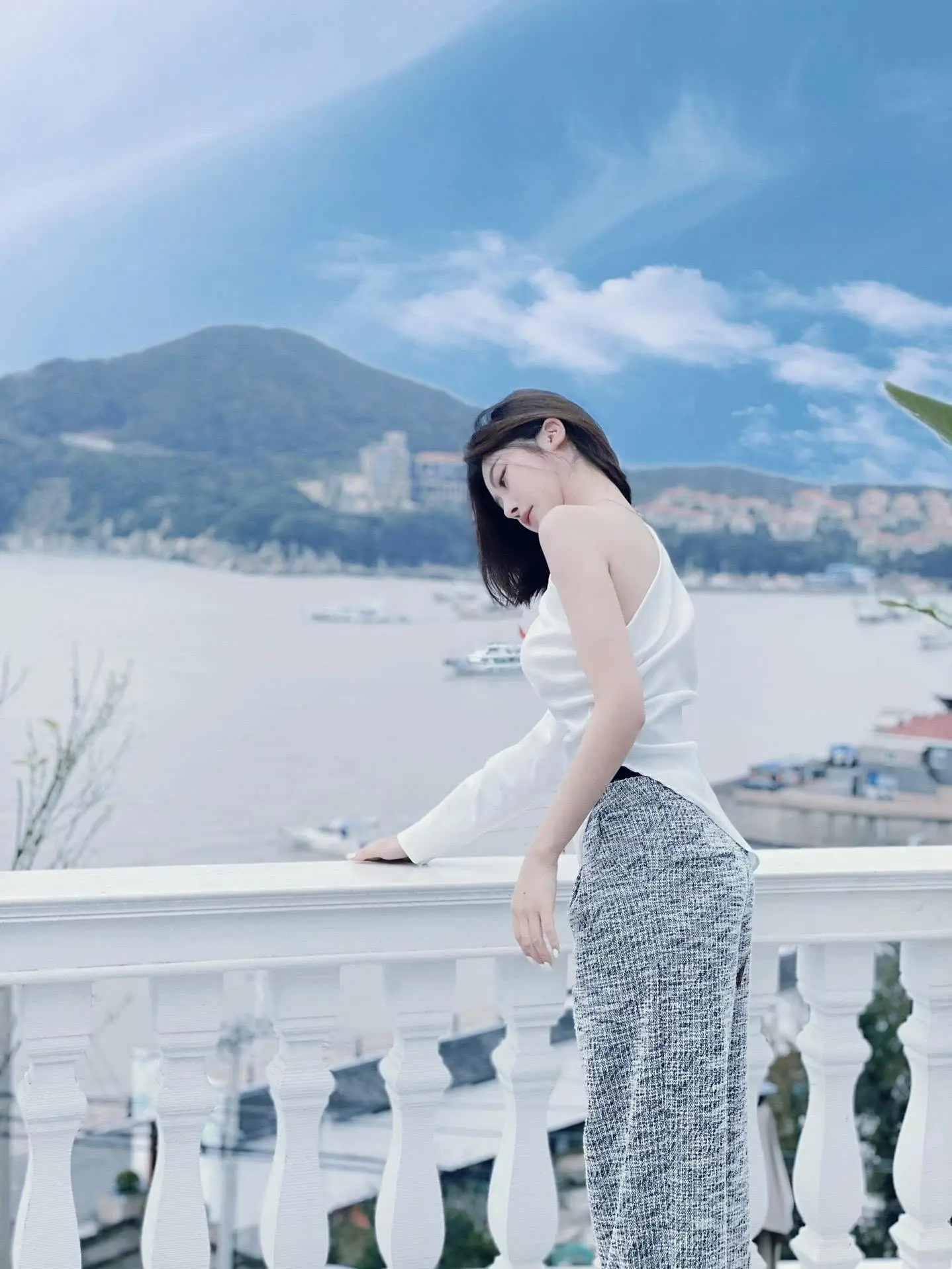 Женская рубашка на одно плечо приталенная белая с открытым плечом