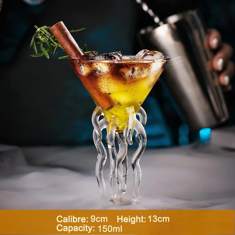 

Прозрачный стеклянный коктейльный бокал в форме рыбы