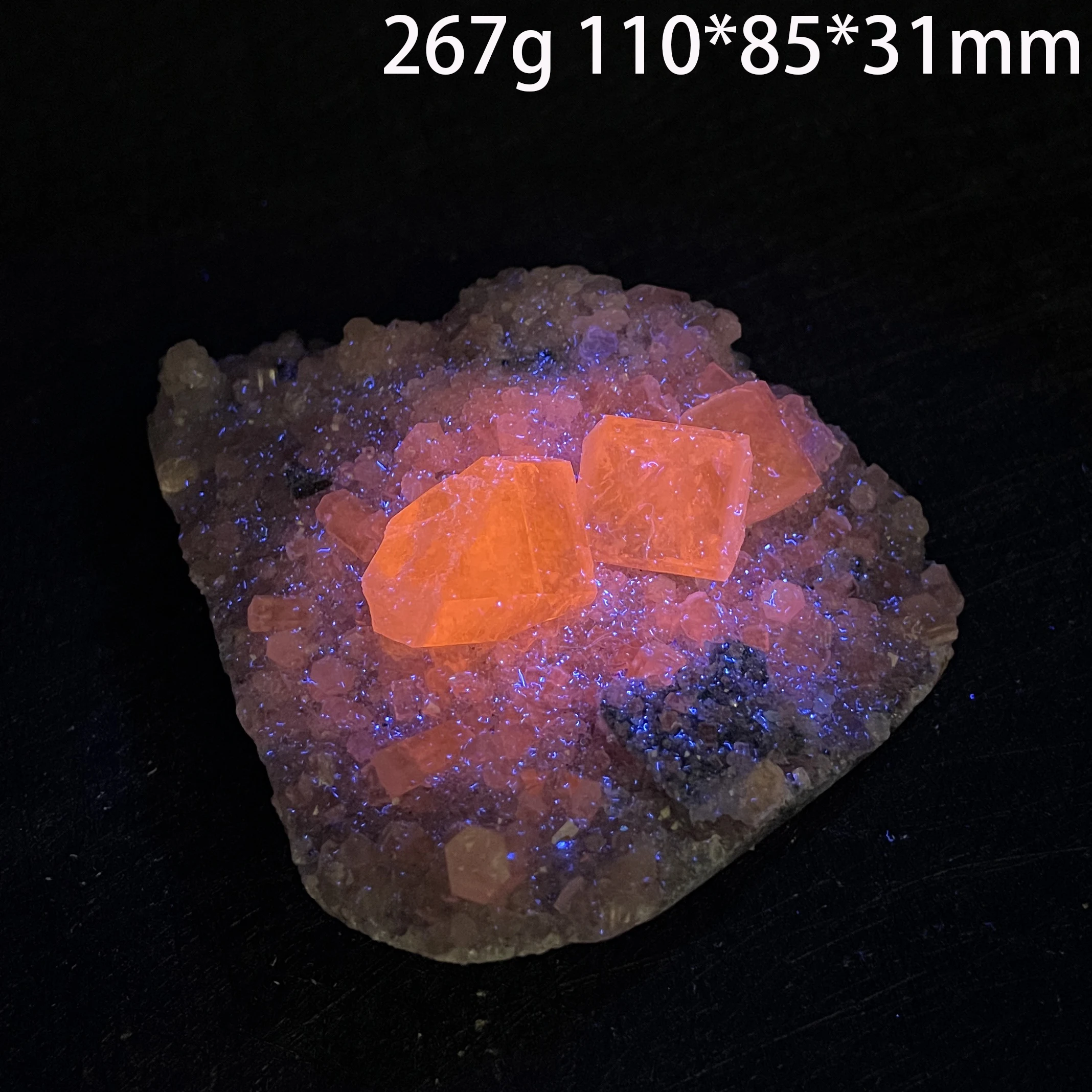 

Кристаллический кластер кальцита с эффектом флуоресценции