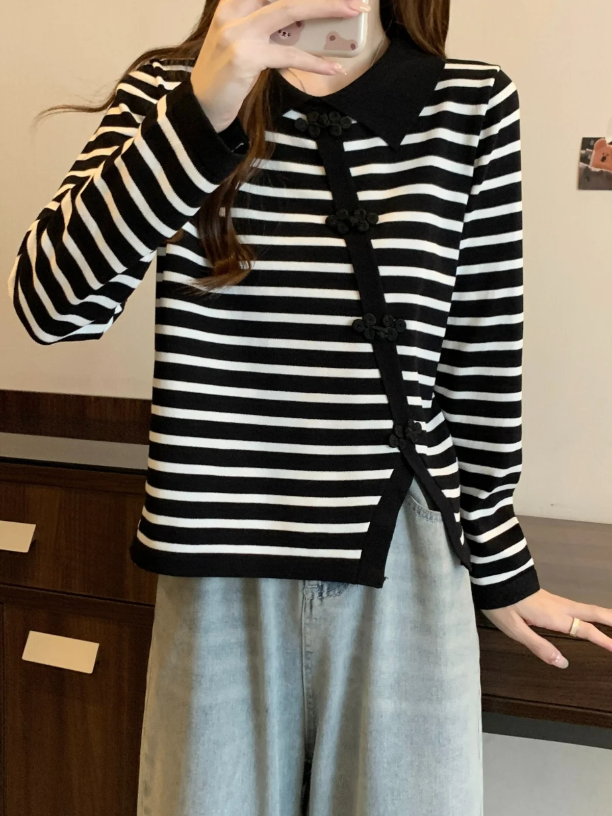 Женская трикотажная нижняя рубашка в полоску с нерегулярным разрезом стиле