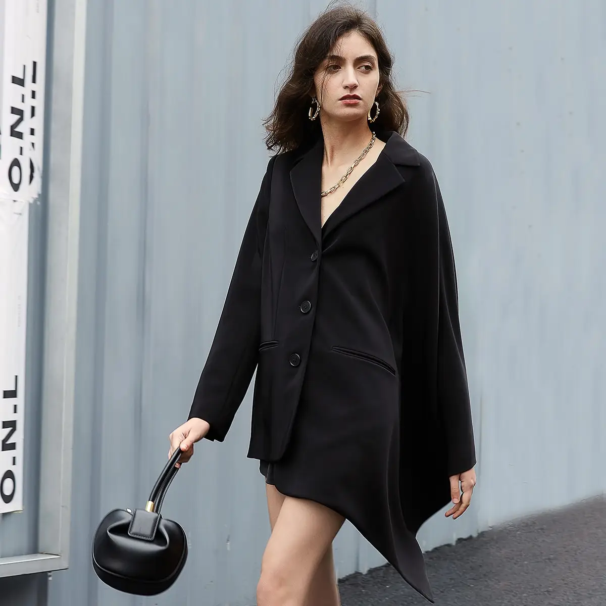 Однобортное однобортное однотонное пальто нестандартной формы AEL Temperament 2024