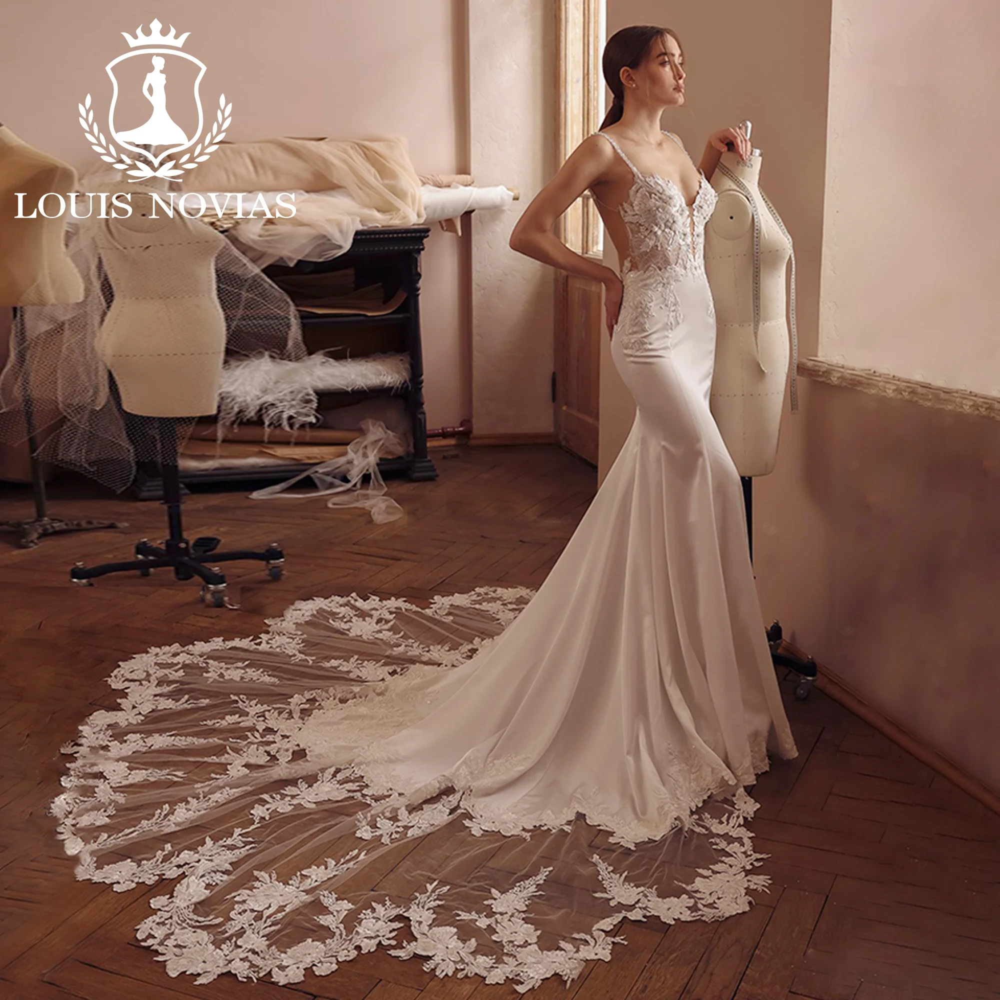 Женское свадебное платье с юбкой-годе LOUIS NOVIAS белое глубоким V-образным вырезом и