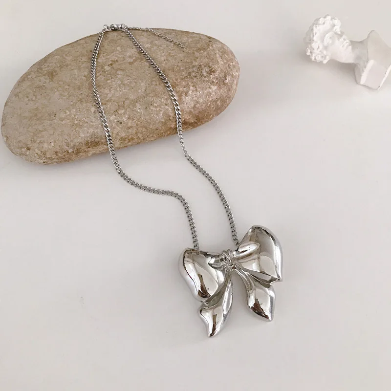 

Sheishow Exaggerated Big Bow Pendant Simple Necklace for Women Choker Clavicle Chain Alloy Jewelry Design Cool Girl Accessories