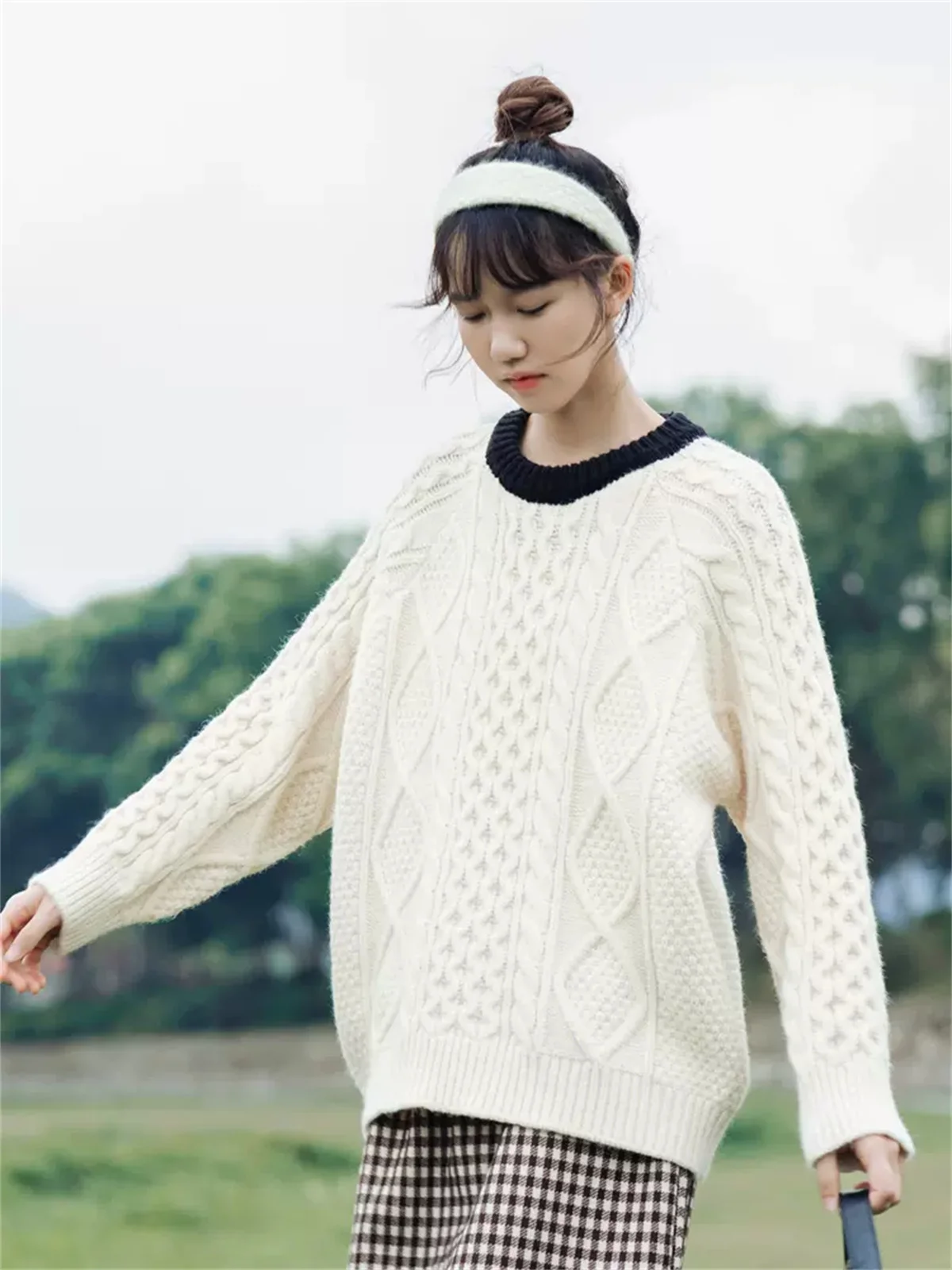 

Round Neck Color Blocking Fried Dough Twist Sweater For Women In Autumn and Winter 2022, New Loose and Lazy Style, Thickened