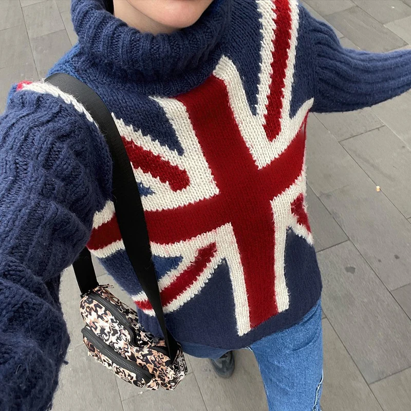 Женский свободный свитер-водолазка с длинным рукавом и принтом