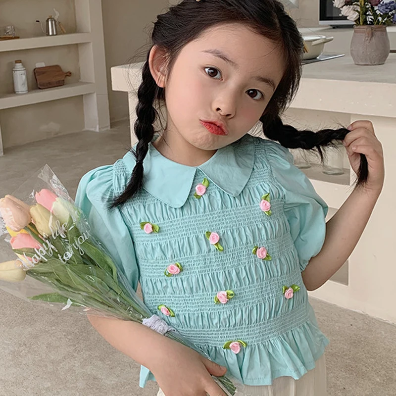 

Корейский стиль, футболка для маленьких девочек, Новинка лета 2022, топ с отложным воротником и пышными рукавами, свободный плиссированный то...