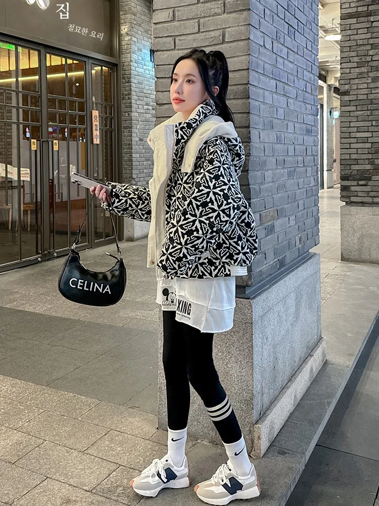 Маленький пуховик женский короткий 2024 зимняя новая мода капюшон с принтом белый