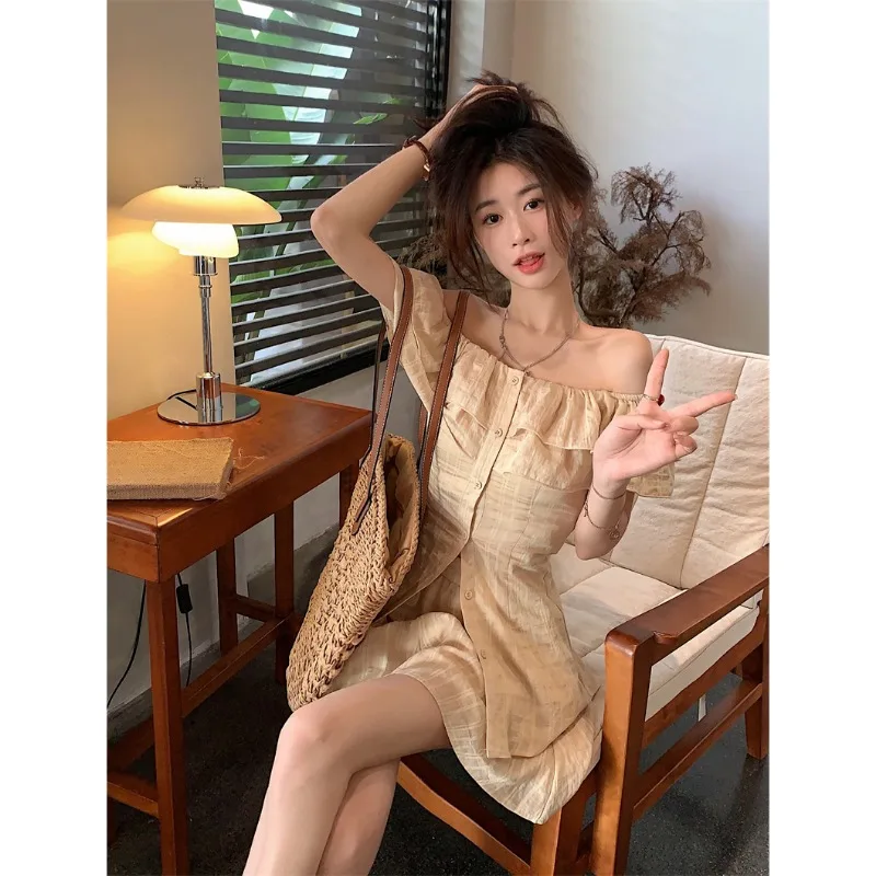 Женский костюм из двух предметов рубашка с вырезом лодочкой и шорты оборками по