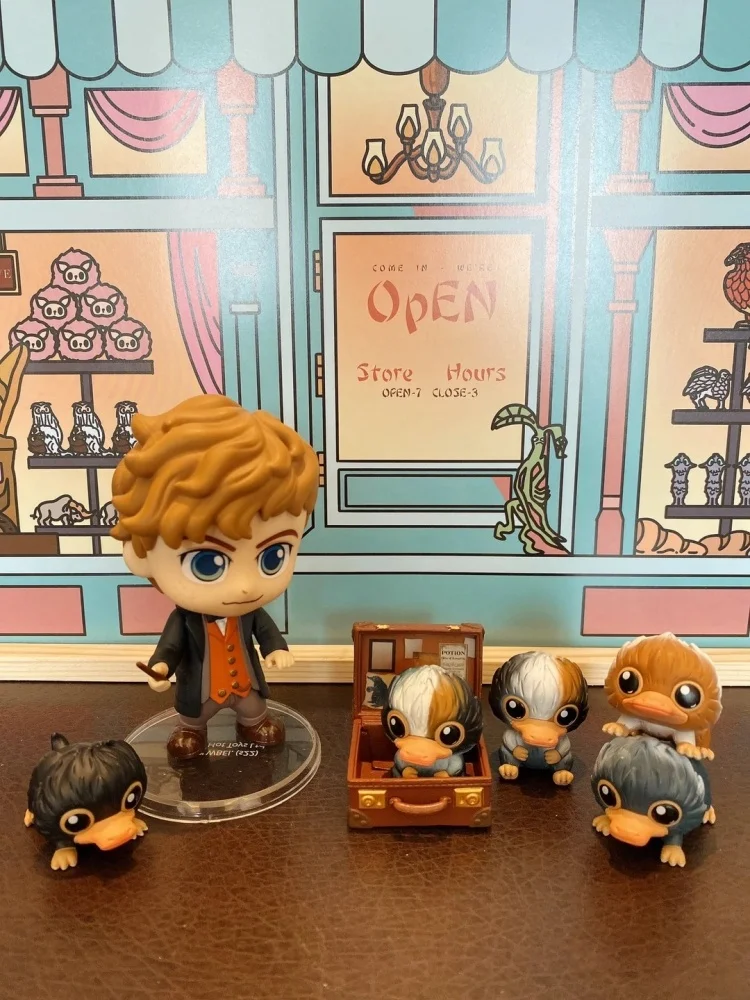 Фото Коллекционный набор Hot Toys Cosbaby: Фантастические твари и где-то далеко на севере - преступления Грин-Вальда, Ньют Скэндер и Ниффлёр, со сменными частями тела. №1
