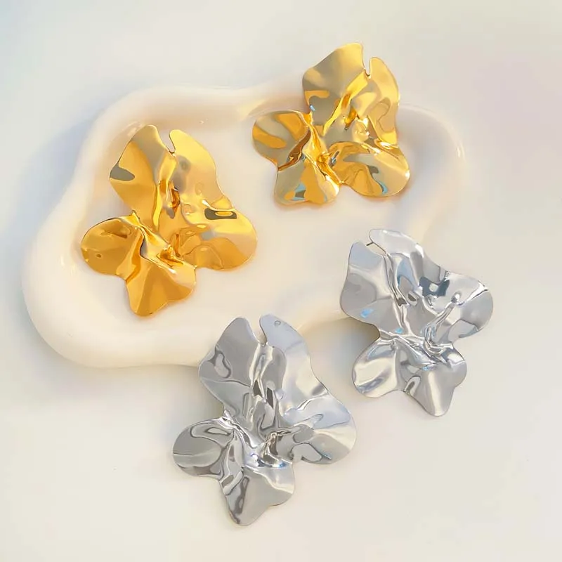 Винтажные металлические серьги-гвоздики неправильной формы с плиссировкой