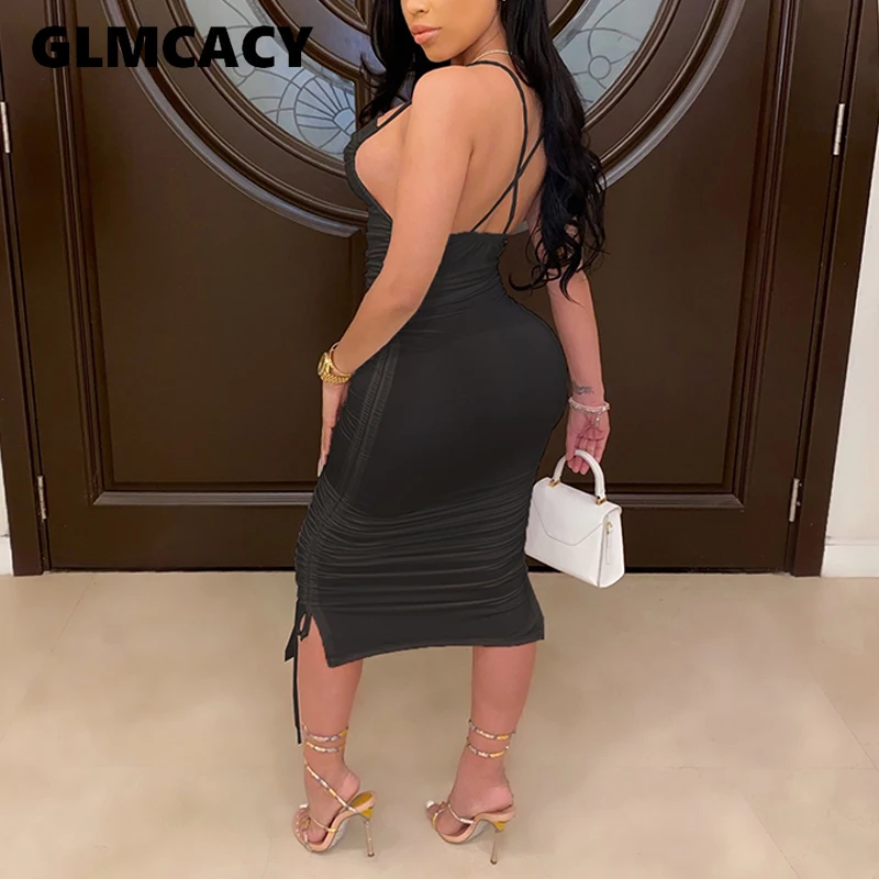 Женское платье на тонких бретелях с открытой спиной облегающее плиссированное