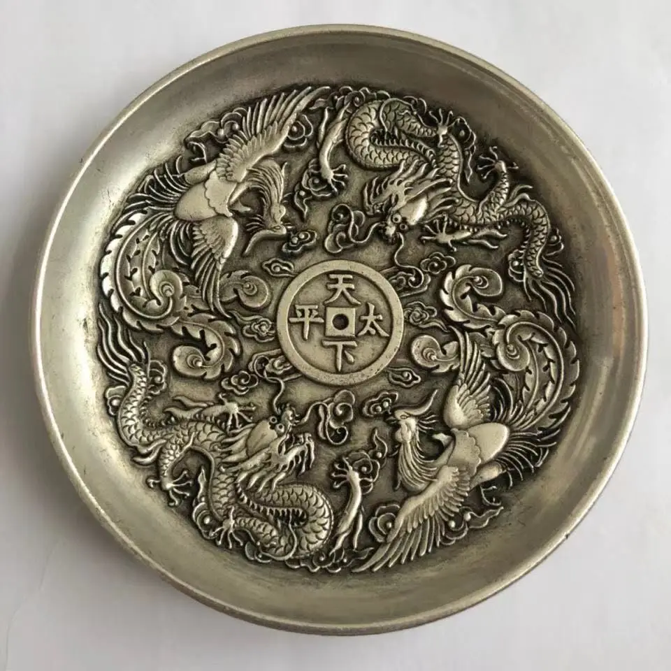 Тарелки с драконом и Фениксом собранные в сельской местности а имперские