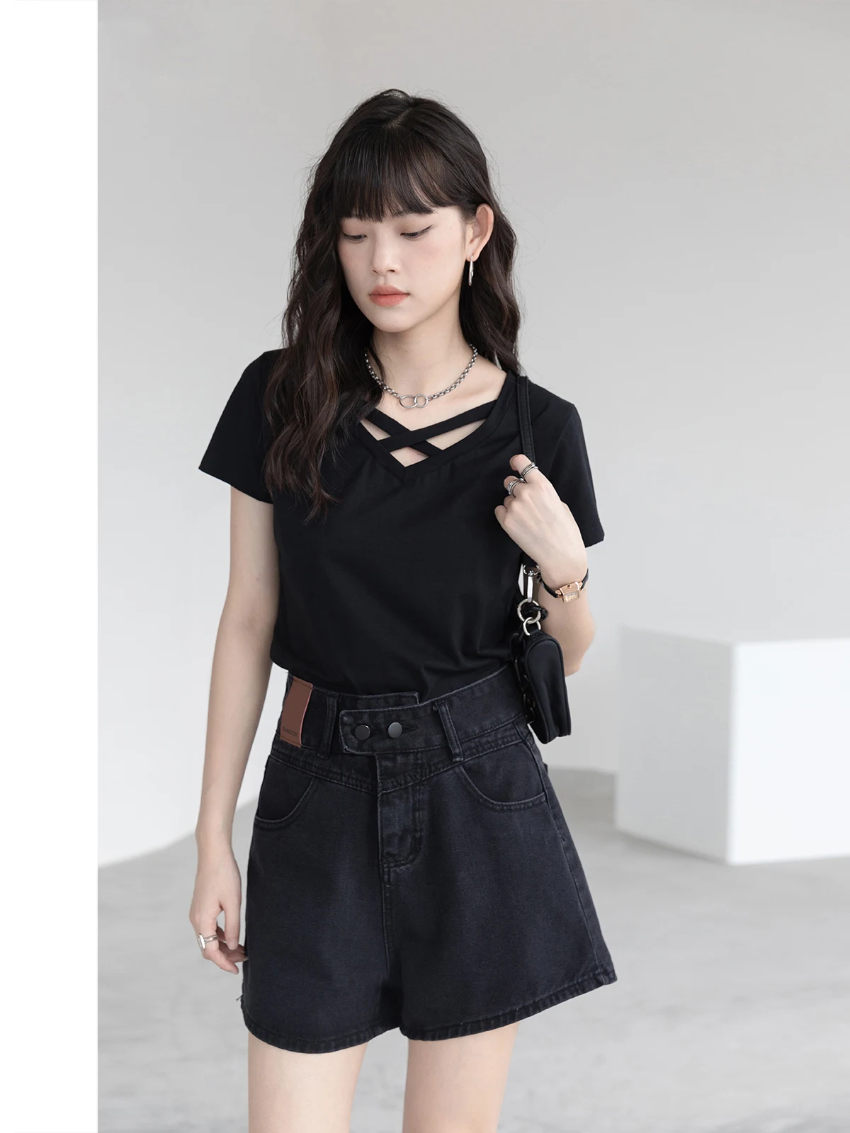 

Black cross v-neck short-sleeved t-shirt women's summer new cotton texture front shoulder top casual comfortable T-shirt
