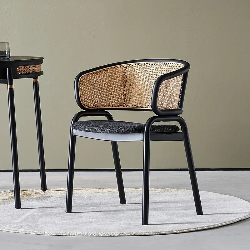 Стильный ретро стул с досками и ремешком