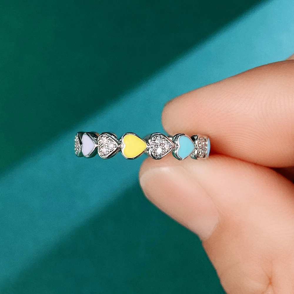 

Женское свадебное украшение в виде сердца