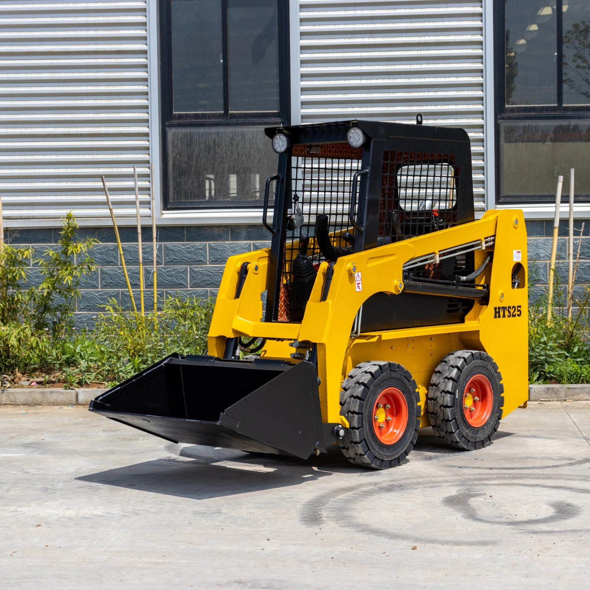 Рисунок 4 - Гусеничный мини-погрузчик с бортовым