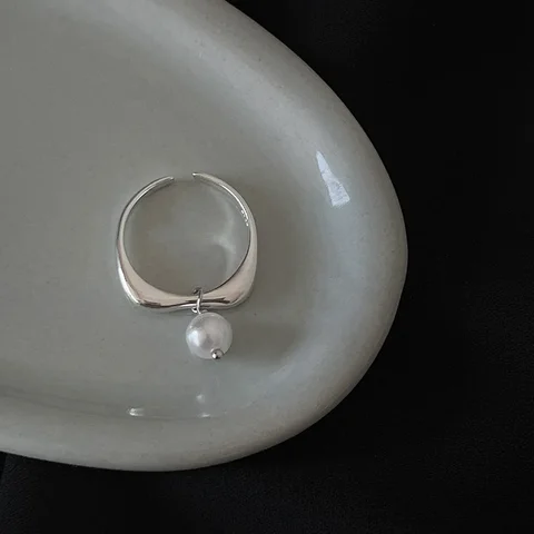 Серебряные кольца с жемчугом для женщин