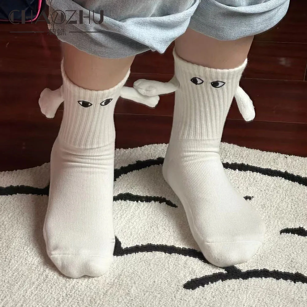 New Spring 1 Pair Club Celebrity Ins Fashion Funny Creative Magnetic Attraction Hands Black White Cartoon Eyes Couples Sox Socks