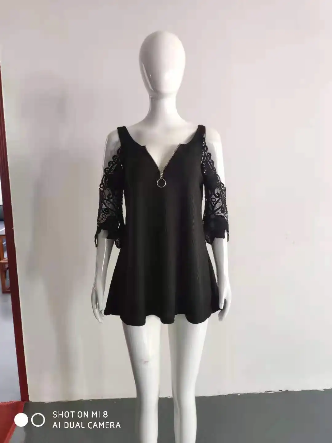 Блузка Женская Летняя трикотажная с кружевными рукавами и вырезами |