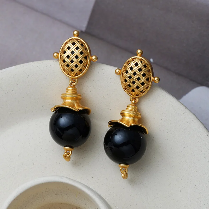 

Vintage Women's French black stone stud earrings goldenpersonality court advanced eardrop